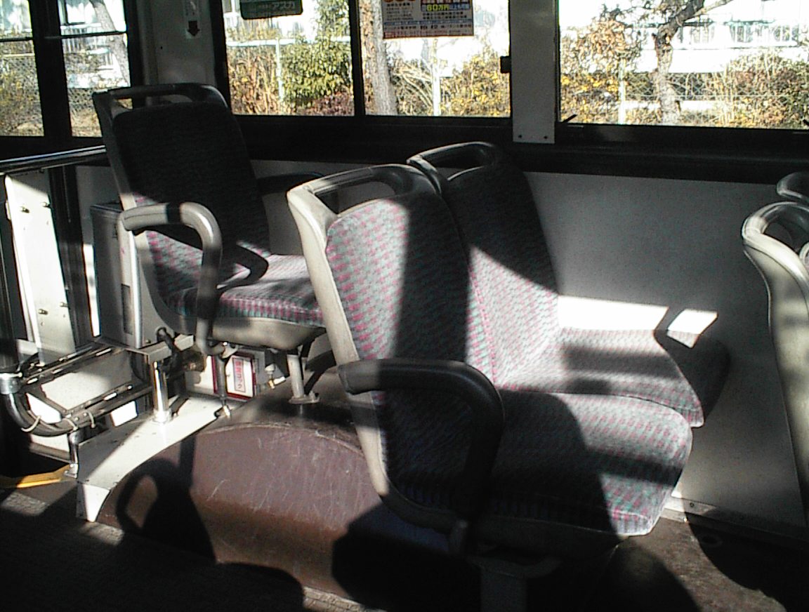 東武バスのシートについて、1992年くらいからのモケットが前半分で