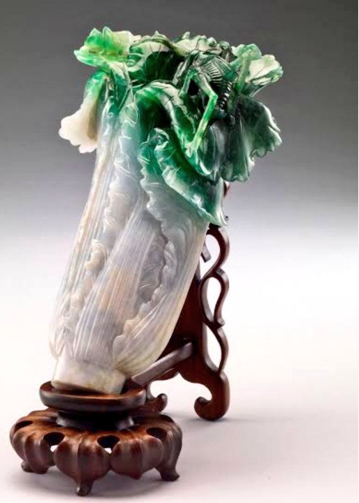 ヒスイ輝石ですが、台湾の国立故宮博物院にある神品至宝《翠玉白菜》を