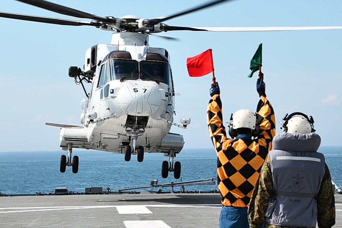 輸送艦「しもきた」で発着艦訓練に励む岩国航空基地所属のMCH