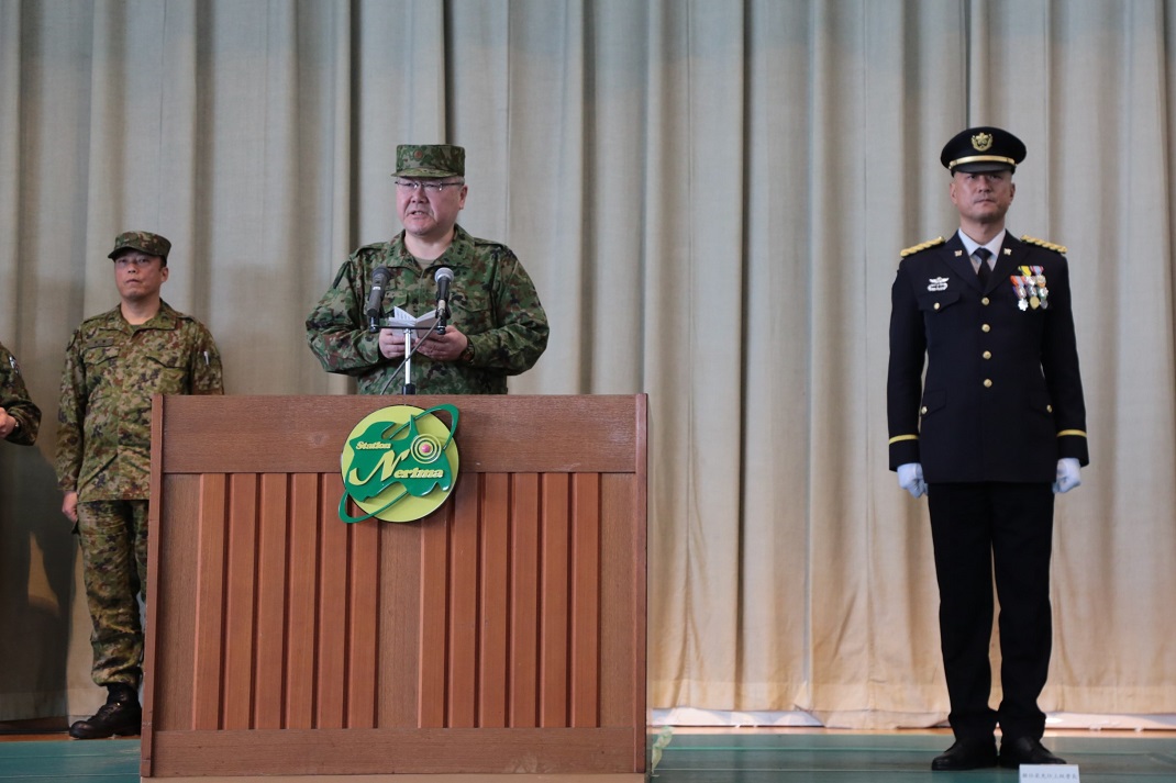 師団最先任上級曹長交代式】 師団は、3月13日、師団の准曹士隊員