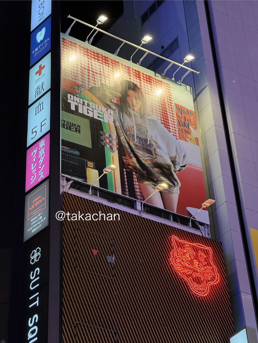 モモペンは 新宿の夜空を見上げれば Onitsuka Tiger MOMOから見られ