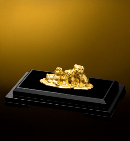 貴金属の老舗 GINZA TANAKA 2018年の干支「戌」の純金製工芸品3点を10