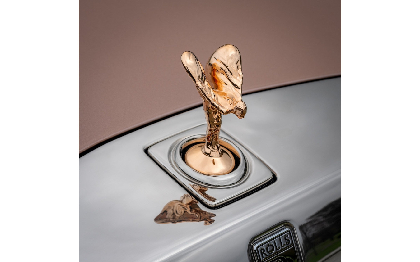 父親への贈り物に“16万針の刺繍”で飾ったロールスロイスを…世界に一台