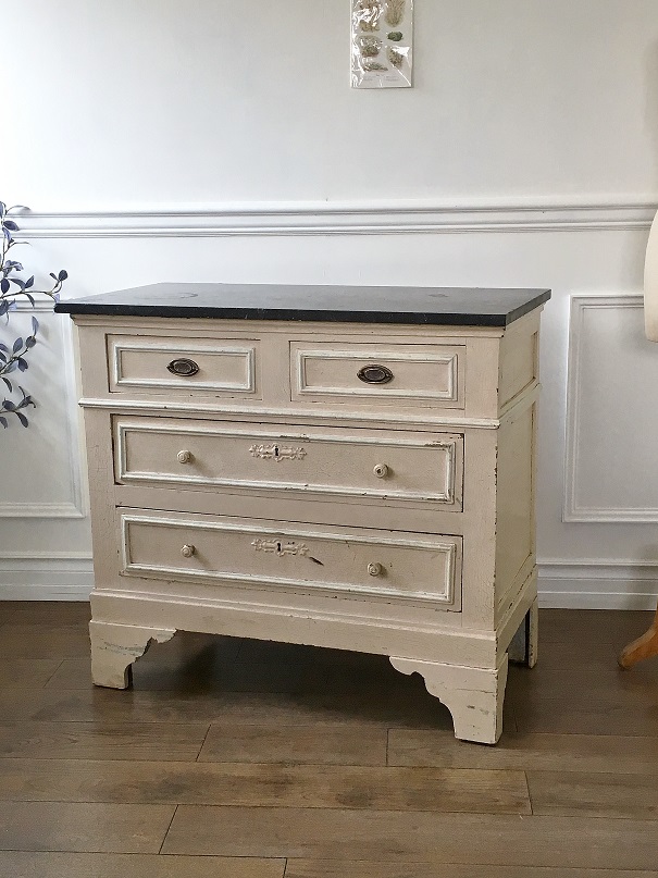 シャビーシックな3段チェストはかわいいアンティークネットショップ