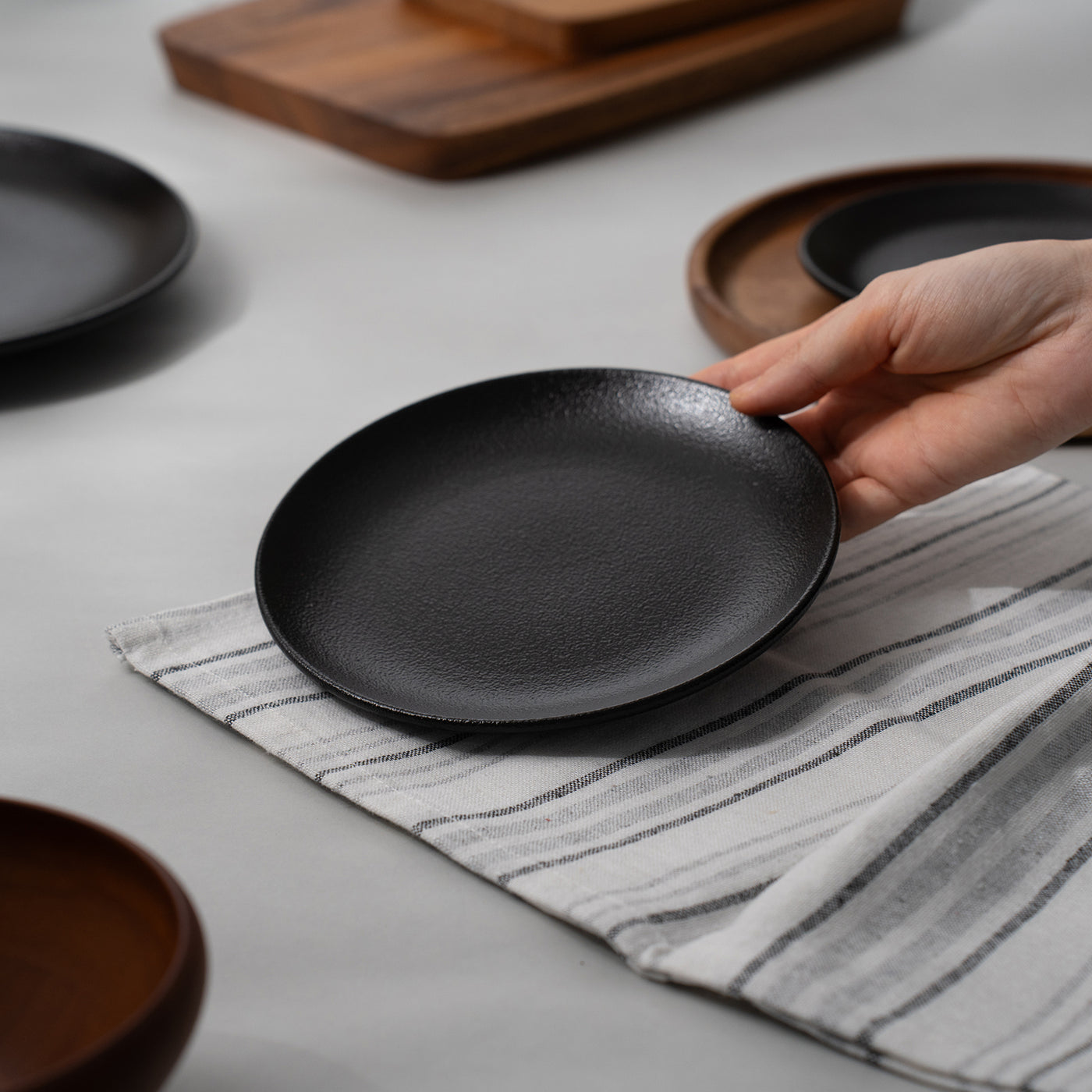 NEOFUSION フラットプレート 18cm ブラック – 皿・プレート – 一流