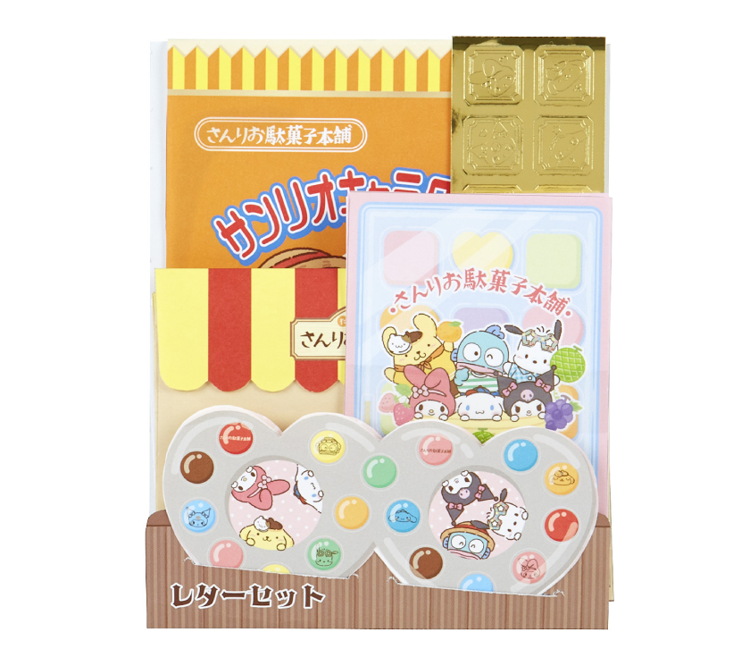 サンリオキャラクターが懐かしの駄菓子屋さんに大集合！“昭和レトロ”感