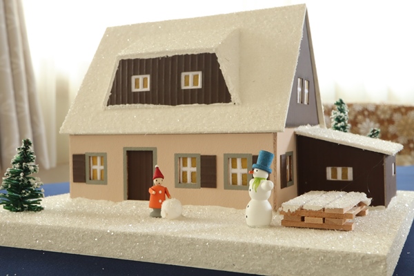 灯の家 子どもたち – ドイツ・ザイフェンの木のおもちゃ seiffen