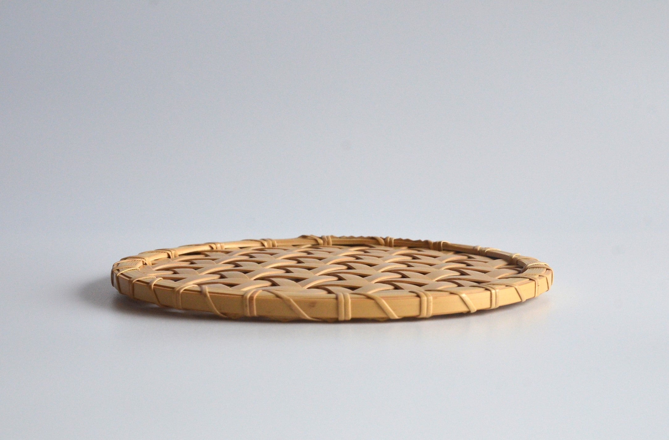 鉄線編盛皿 – 本田竹店