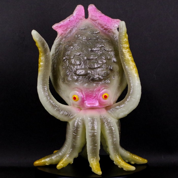 ブルマァクの傑作怪獣ソフビのひとつ「ゲゾラ」が蓄光版となって新登場