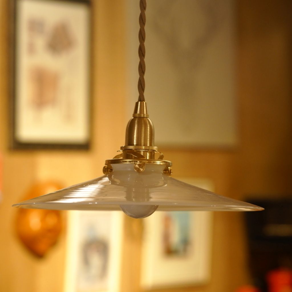 ミルクガラス｜ビンテージ・シェード｜ペンダントライト – アップ