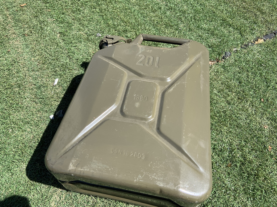ミリタリー用品買取】実は面白いガソリン携行缶、通称ジェリ缶の話