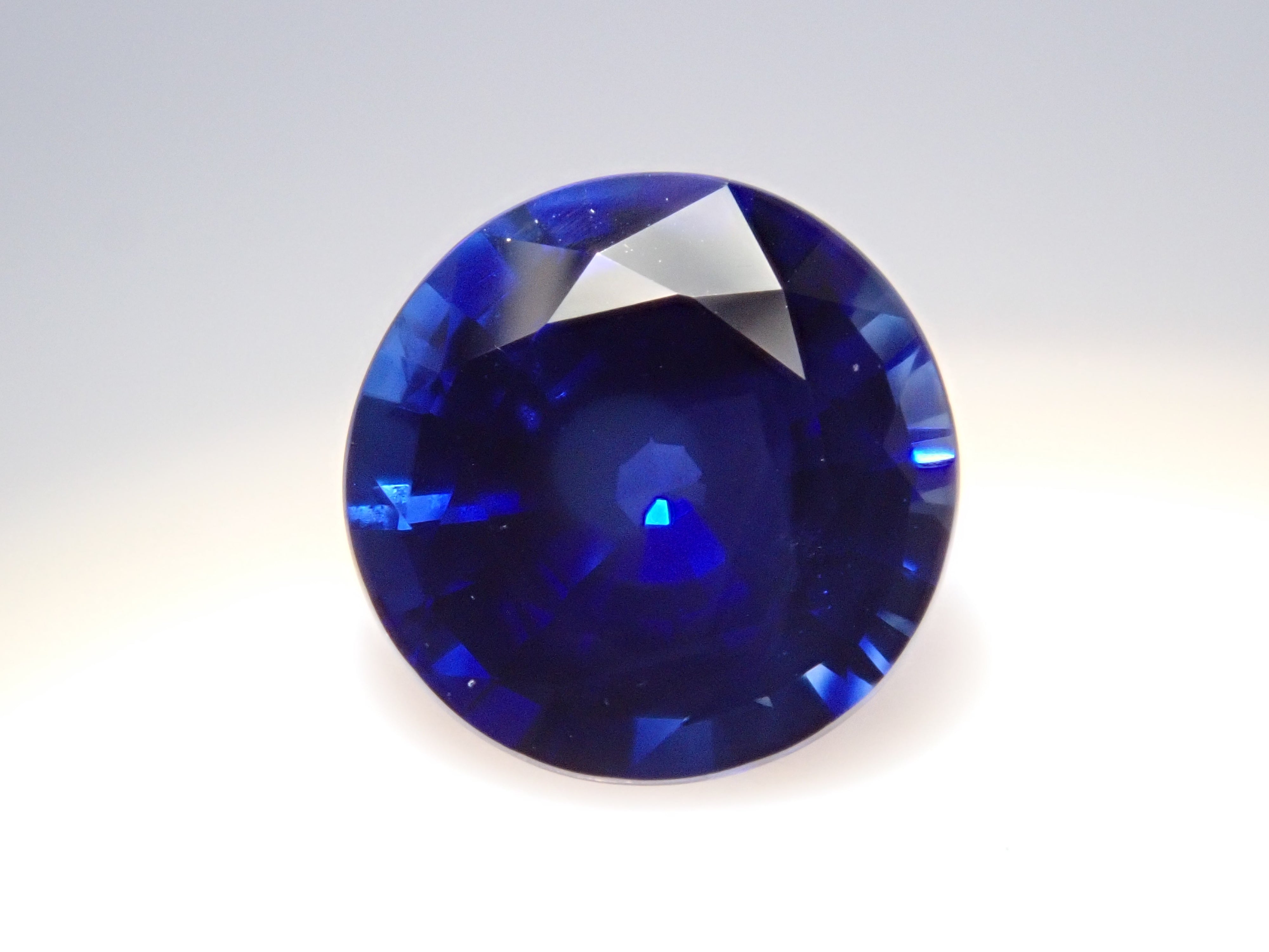 スリランカ産ロイヤルブルーサファイア 0.860ctルース AIGS付