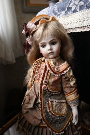 刺繍の庭園と人形たち ビスクドールを作っている矢倉奈津子と刺繍作家