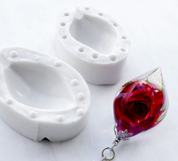 レジンにバラを閉じ込めたネックレス | アメージング ドライフラワー