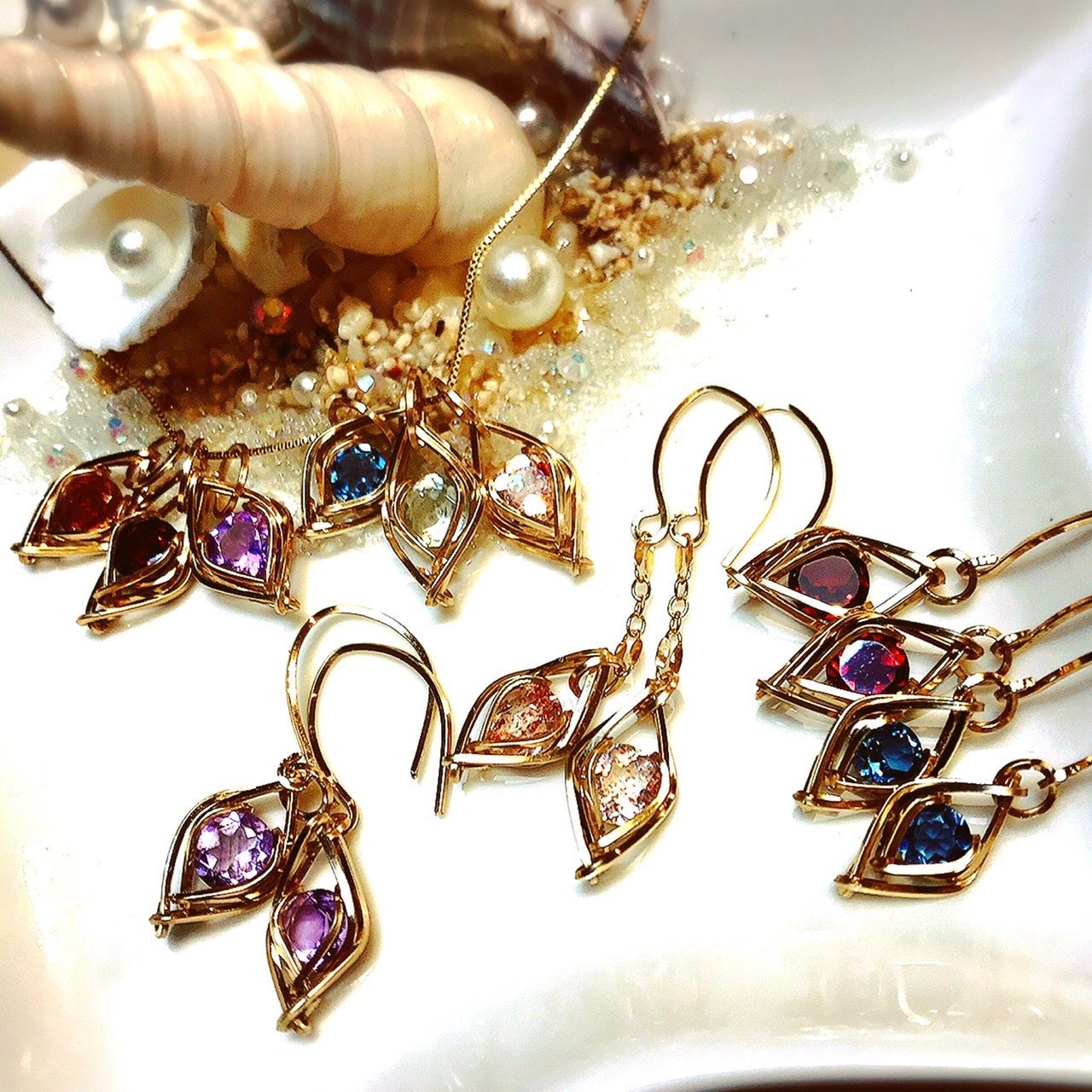 1本のワイヤーだからこそできる筆跡のような美しさ、ストーリーを