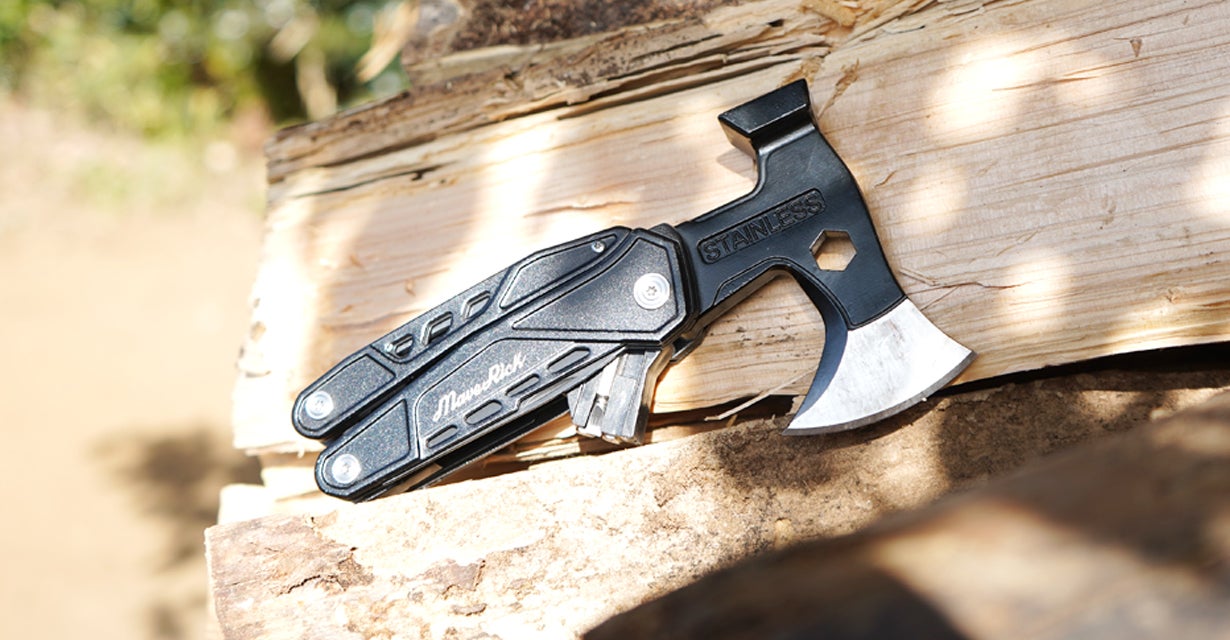 アウトドアや災害時にも活躍する、薪割り斧付きマルチツール【18種類の