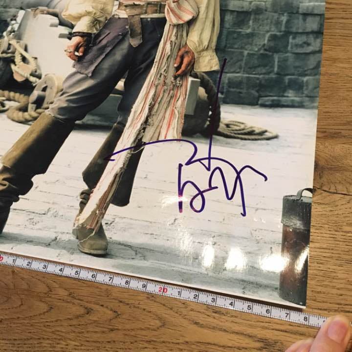 証明書付き☆ジョニーデップ 直筆サインポスター - メルカリ