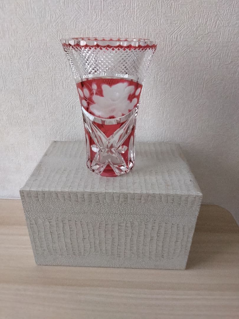 ★未使用★KAGAMI CRYSTAL 江戸切子 花瓶 赤色 花模様 KAGAMI カガミクリスタル 江戸切子 花瓶 笹っ葉に八角籠目紋 20cm