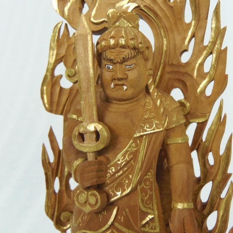 お盆お彼岸大特価中　白檀仏像★白檀 不動明王3.5寸 金泥★お不動さん★お仏壇に 木彫り仏像 【不動明王】 白檀 火炎光背四角台 立3.0寸 総高19cm