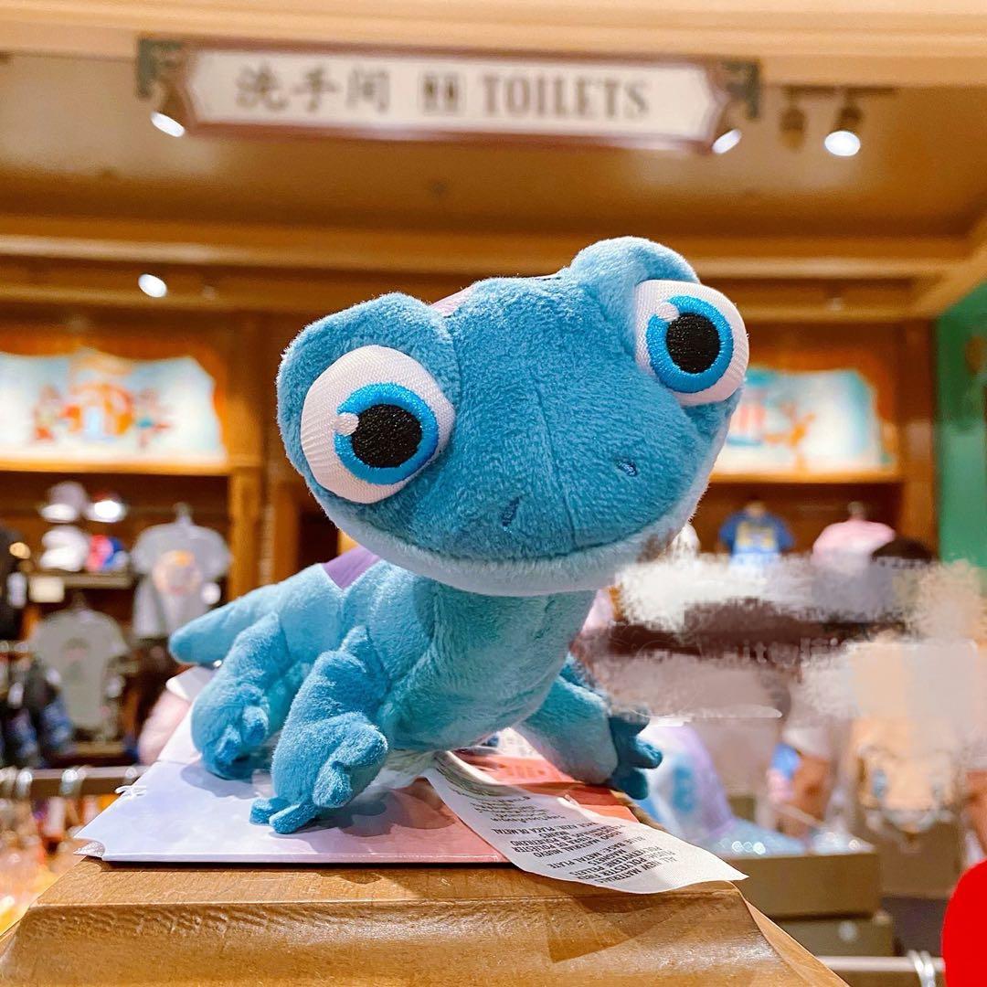 香港ディズニー パスカル カメレオン 肩乗せぬいぐるみ - メルカリ