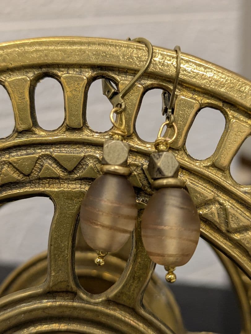 アンティークビーズとブラスのピアス