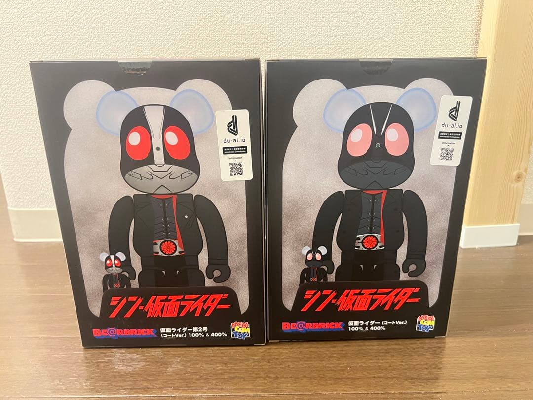BE@RBRICK 仮面ライダー(シン・仮面ライダー) 100% & 400% シン・仮面ライダー』のライダー2人がコート姿でベアブリックに