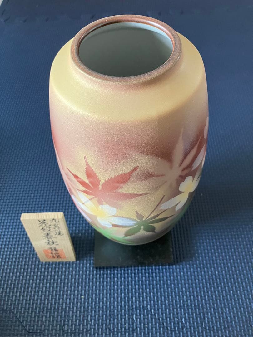 九谷焼】龍仙作 花瓶 花紋春秋 台座・木札付き 桜 紅葉 金彩 壺 - メルカリ