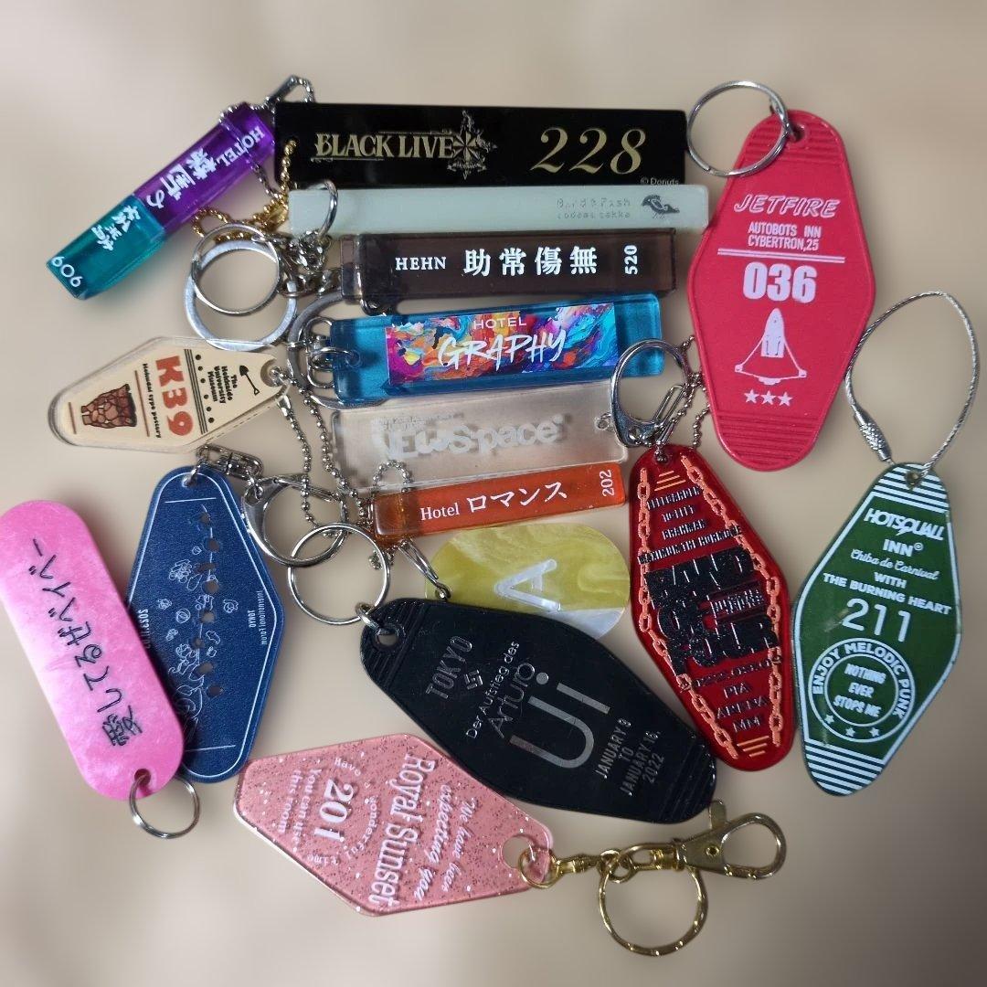 ホテルルームキーホルダー カラフルアクリルキーホルダーセット - メルカリ