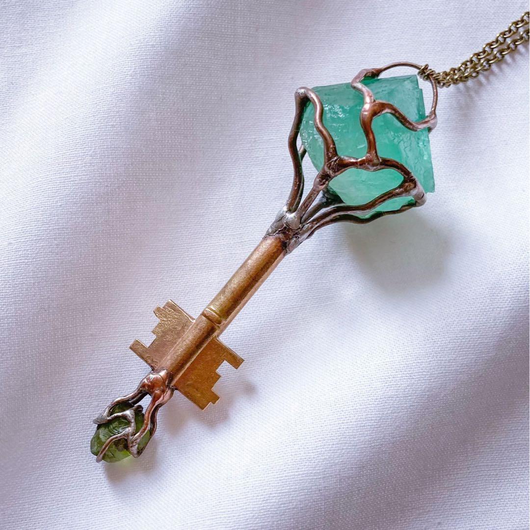 【美品】ニシオカルイ 森層図書館 ネックレス 天然石 フローライト アンティーク 雫型フローライトネックレス - 海福雑貨通販部