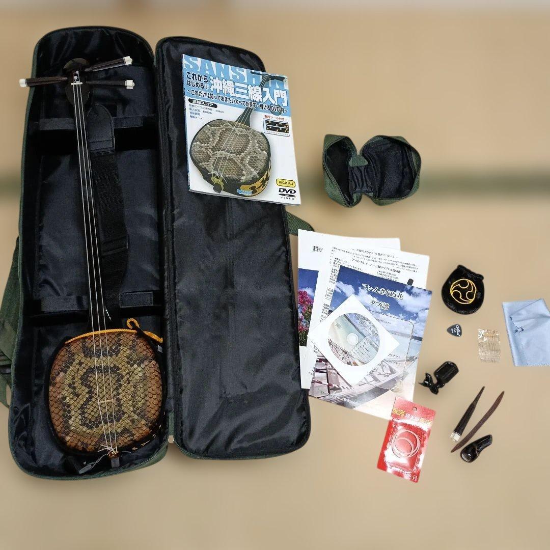 127,沖縄三線本体 ヘビ皮模様 付属品付き 真壁型黒塗り 本蛇皮一枚張り三線 – 米須三線店