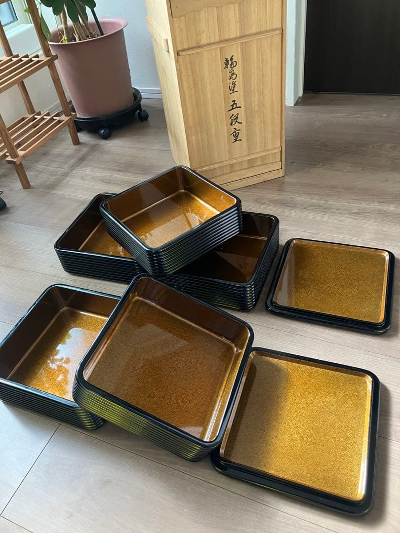 輪島塗 五段重 二枚蓋 木箱入り 重箱 伝統工芸品 漆芸【美品】 輪島塗 浜崎漆器店 蔦家紋入 黒内朱 五段重 七五重 二枚蓋 重台付 伝統