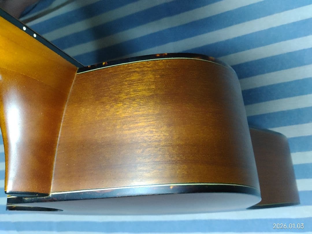 Morrisのカッタウェイ・アコースティックギターS-30ハードケース付き