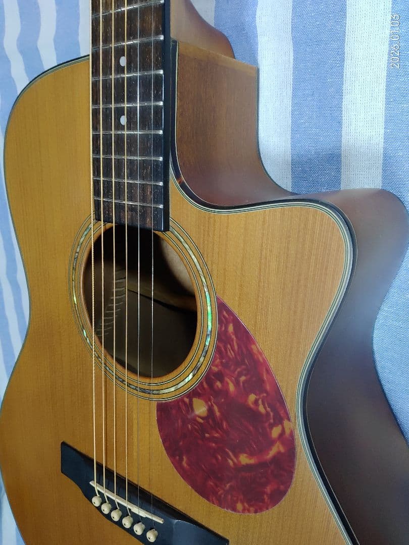 Morrisのカッタウェイ・アコースティックギターS-30ハードケース付き