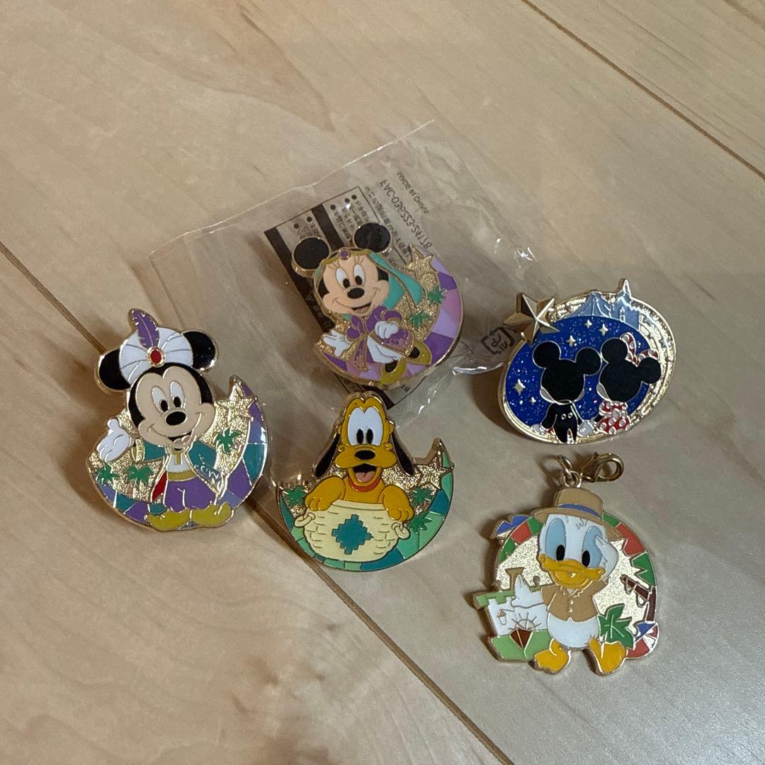 ディズニーキャラクター ピンバッジ 5個セット - メルカリ