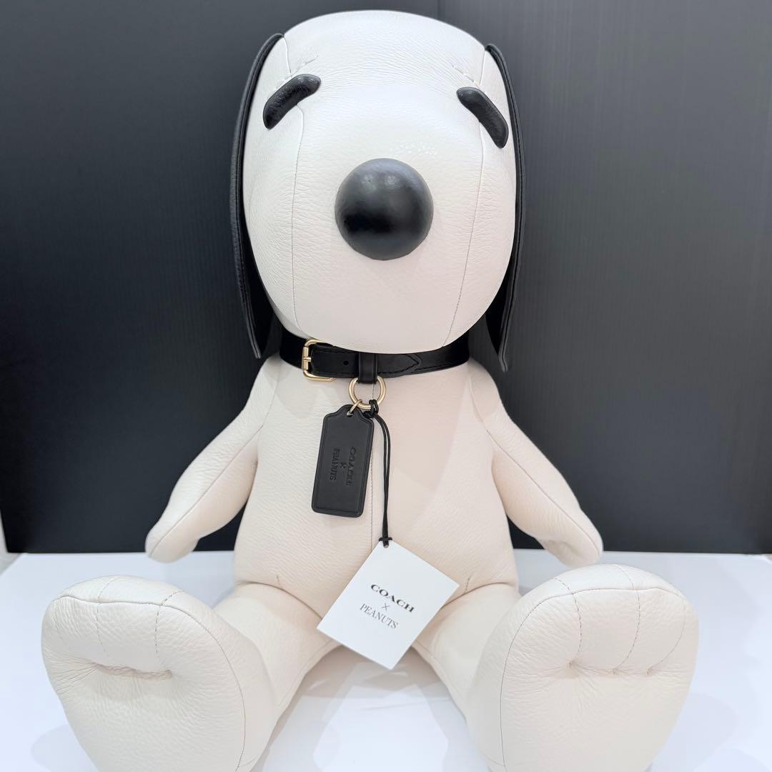 コーチ　スヌーピー　ぬいぐるみ　2025ホワイト COACH×SNOOPY (コーチ×スヌーピー) レザードール PEANUTS｜トレファク