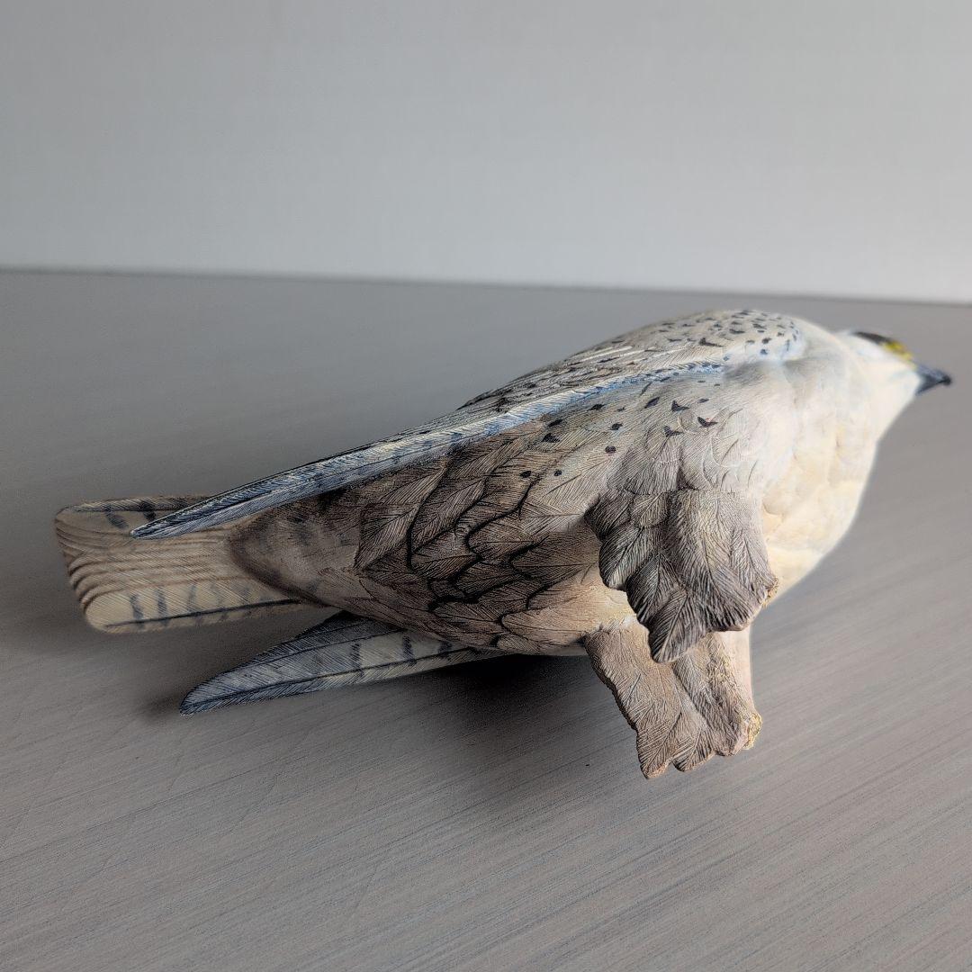 猛禽類の彫刻 シロハヤブサ バードカービング 木彫りの野鳥 野鳥彫刻