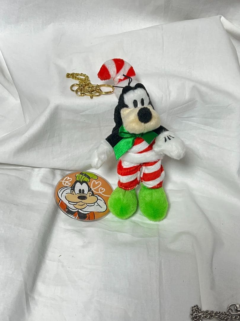 匿名配送/ディズニーストア グーフィー プラッシュキーチェーン＋缶バッジ ディズニー 缶バッジ グーフィー 2個セット - メルカリ