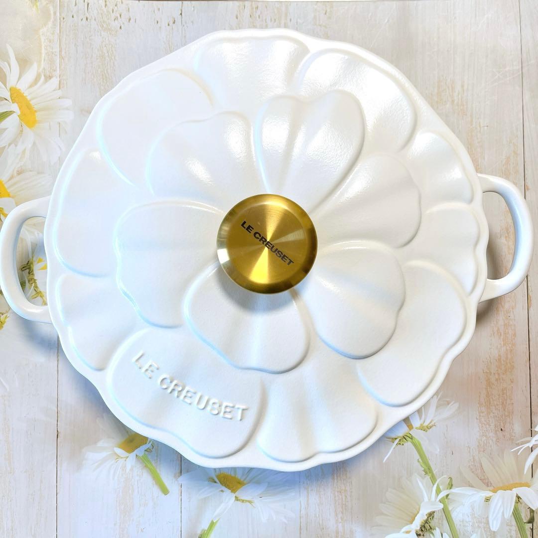 ♡ ルクルーゼ　ビュッフェ　キャセロール ペタルレリーフ　コットン　ゴールド Le Creuset（ルクルーゼ）の「シグニチャー ビュッフェ・キャセロール
