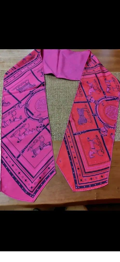 お値下げしました。エルメスバンダナ柄スカーフ エルメスの柄スカーフ】小さなバンダナを2枚つなげて巻けば大人の贅沢