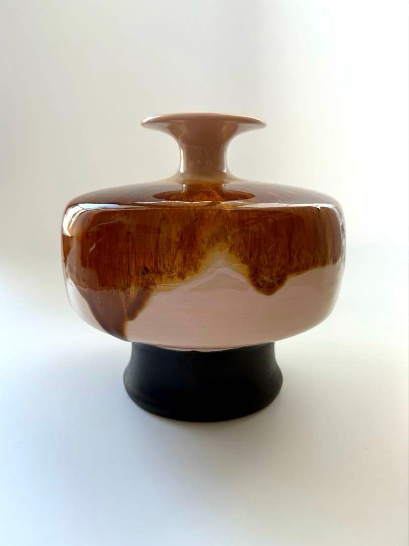 フッチェンロイター フラワーベース HUTSCHENREUTHER 花瓶 フッチェンロイター社のヴィンテージ磁器花瓶。モチーフ：野の花と蝶