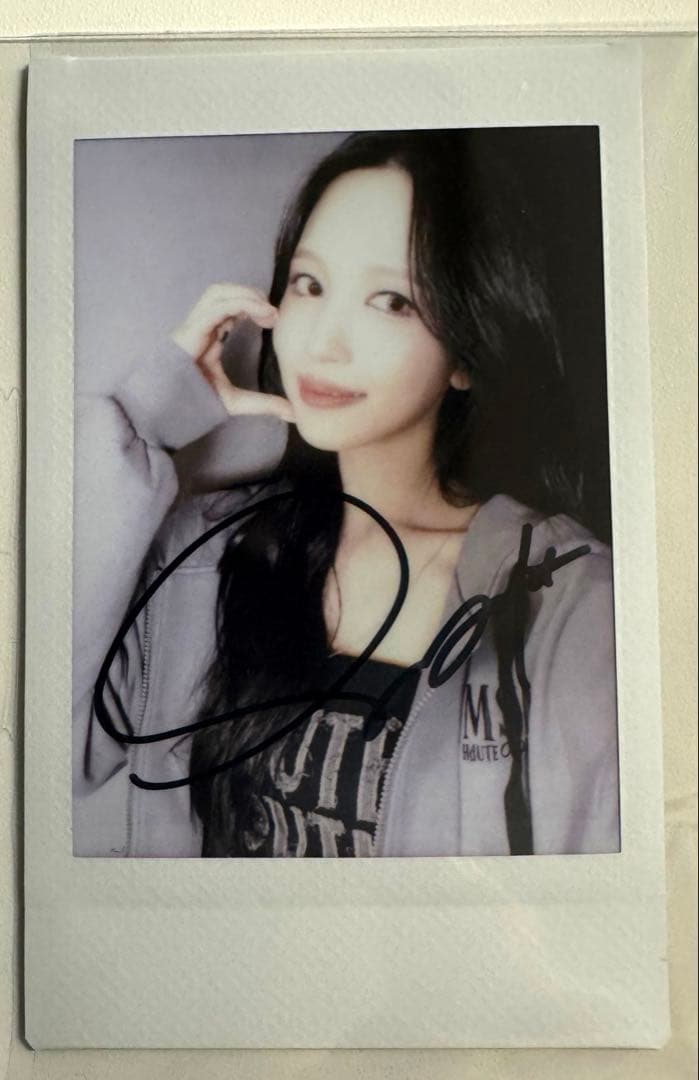 M*様 TWICE MINA 直筆サイン入りソロポラ TWICE Mina Momo サイン入りカード 2枚セット12㎝×23、5㎝ - メルカリ