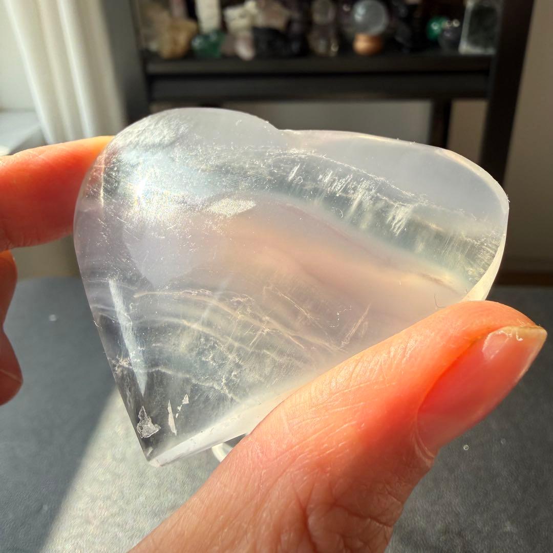 天然石フローライトのハート 置物 台座付きNO.021308 - メルカリ