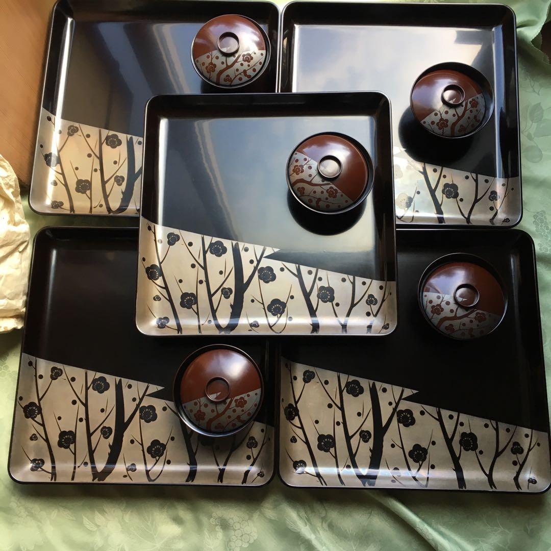 輪島塗本堅地漆器　梅蒔絵の四方脚付膳　　同梅蒔絵　栗色蓋付碗　各五客セット 輪島塗本堅地漆器 梅蒔絵の四方脚付膳 同梅蒔絵 栗色蓋付碗 各五客