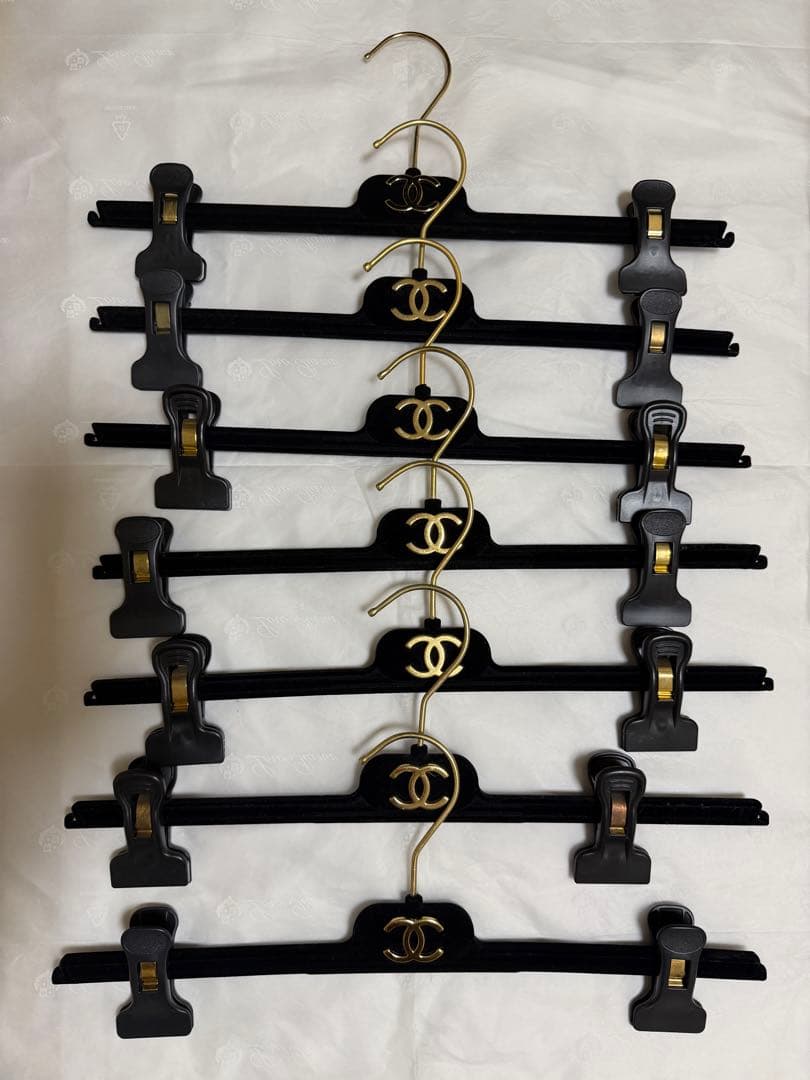 シャネル ロゴ付き衣類ハンガー 7本セット - メルカリ