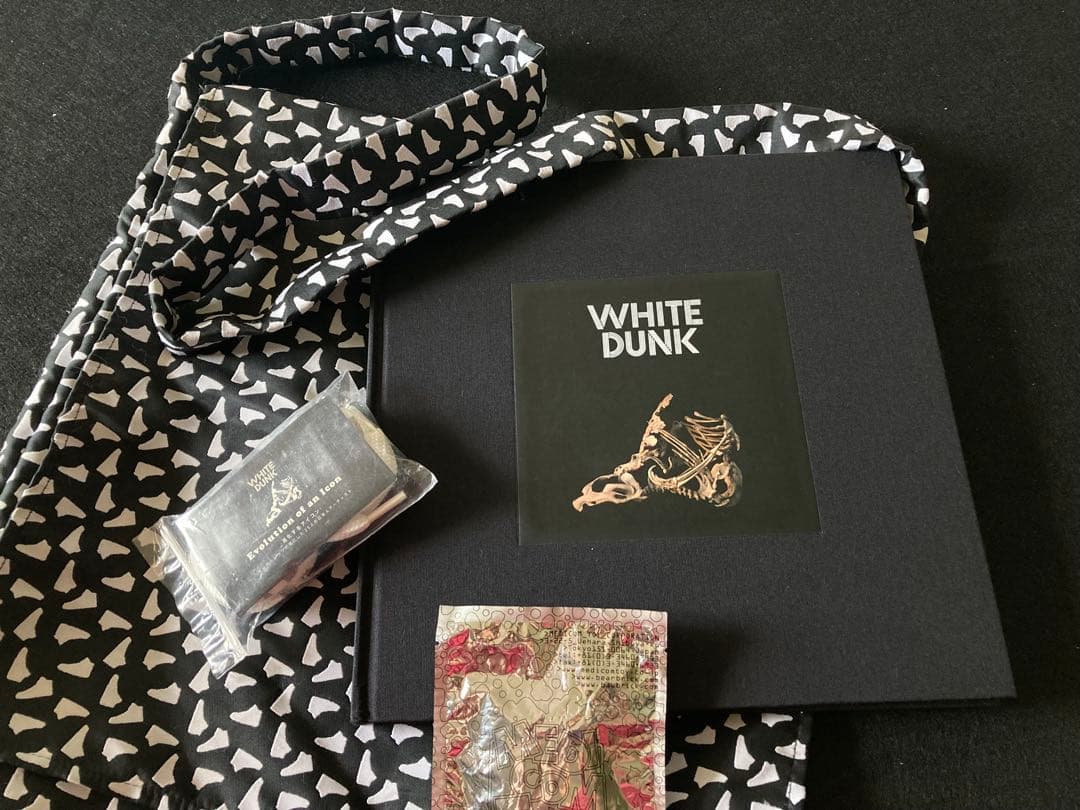 NIKE WHITE DUNK作品集　バッグ・シューレース付　キューブリック付き NIKE WHITE DUNK作品集 バッグ・シューレース付 キューブリック付き