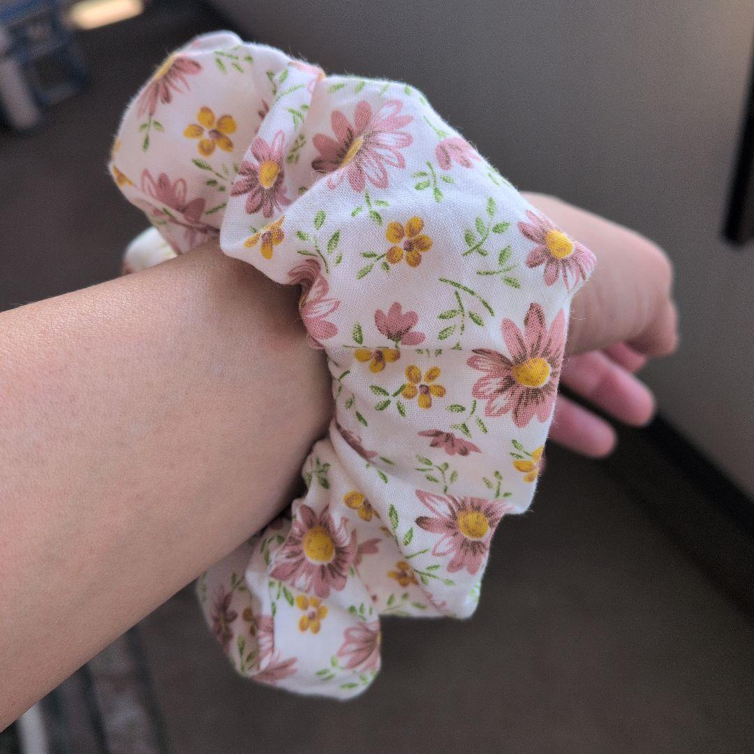 花柄シュシュ2点セット ハンドメイド - メルカリ