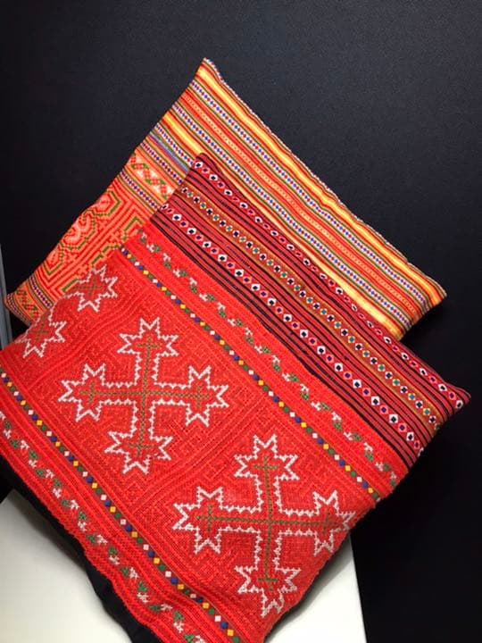 パリのコンランショップで購入した少数民族のビンテージクッション