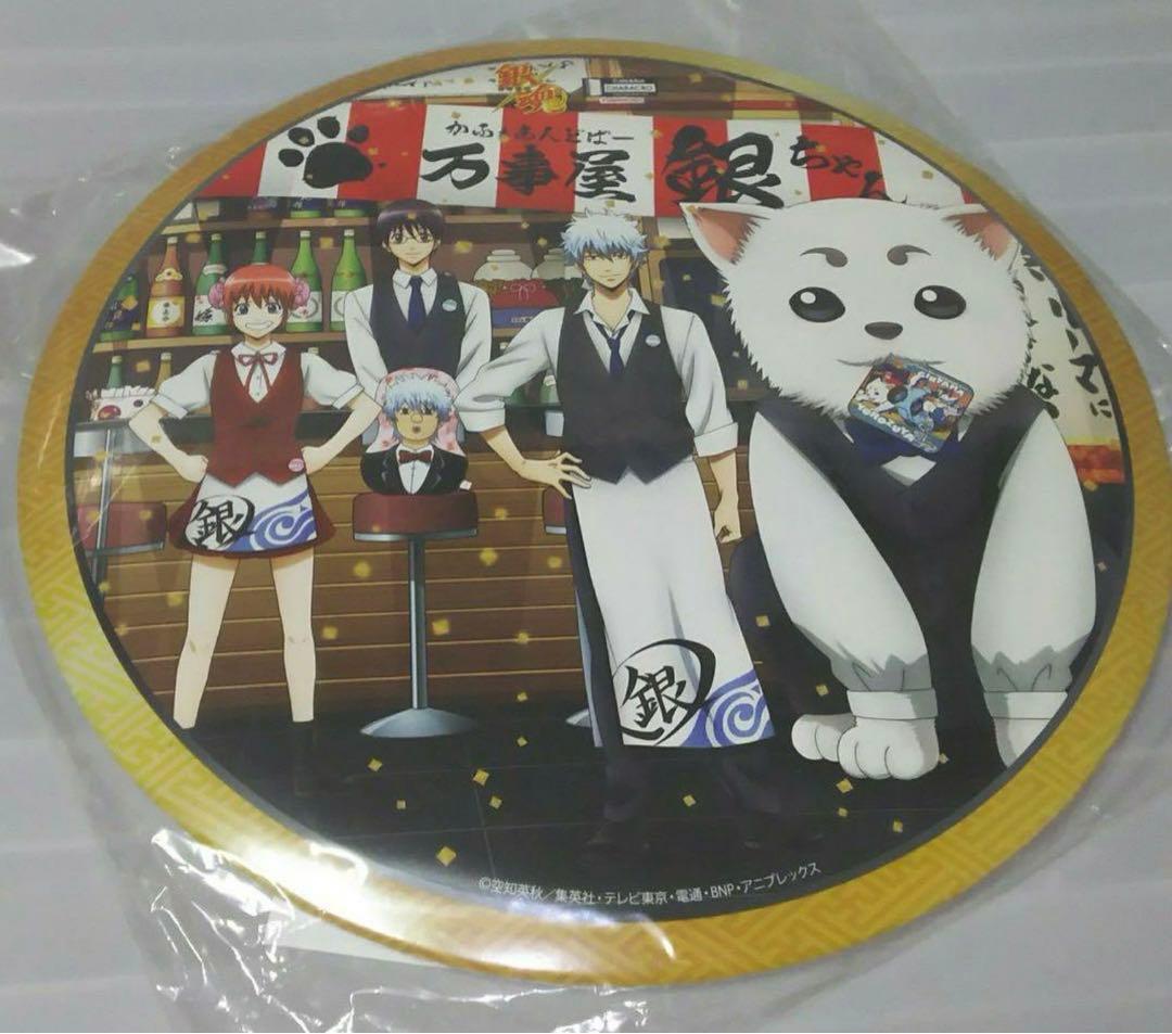 銀魂　缶バッジスタンド　銀時　神楽　新八　定春 万事屋　202410130347 銀時＆新八＆神楽の万事屋銀ちゃん B2タペストリー [銀魂