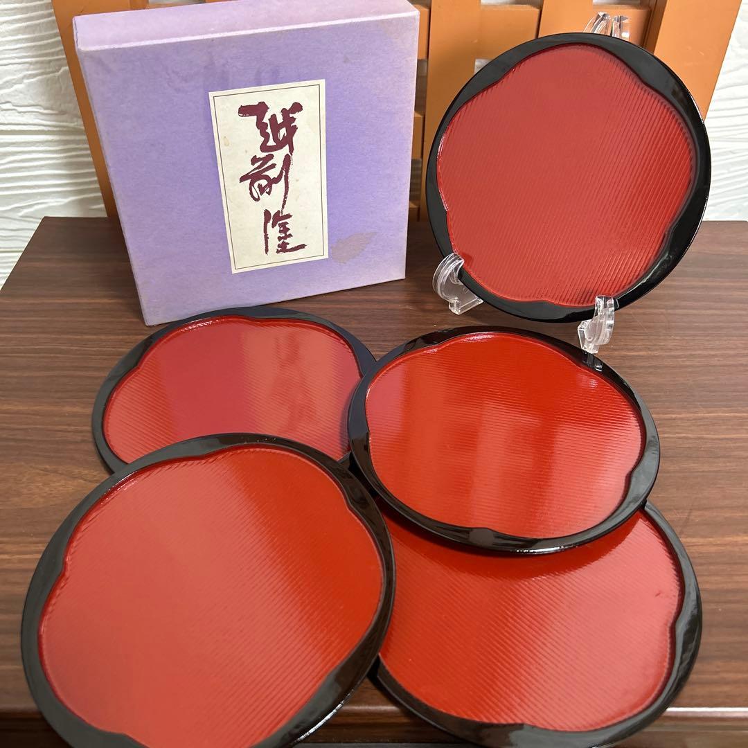 毧前漆器 丸梅鉢 梅型銘々皿 5枚セット 箱付き 宮内庁御用達 漆器 山田平安堂】銘々皿 捻梅 | 漆器 山田平安堂 WEB本店