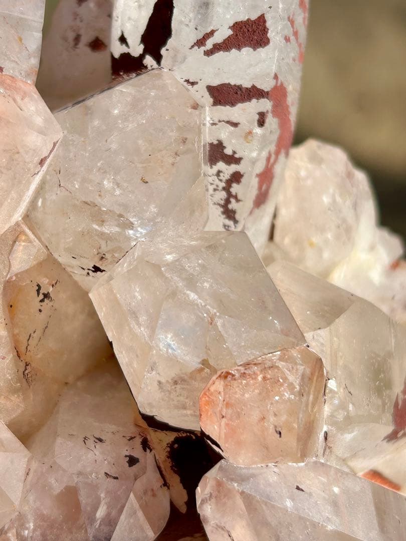 1.6kg❣️⭐️マダガスカル産　水晶クラスター　浄化　虹　キラキラ　癒し⭐️